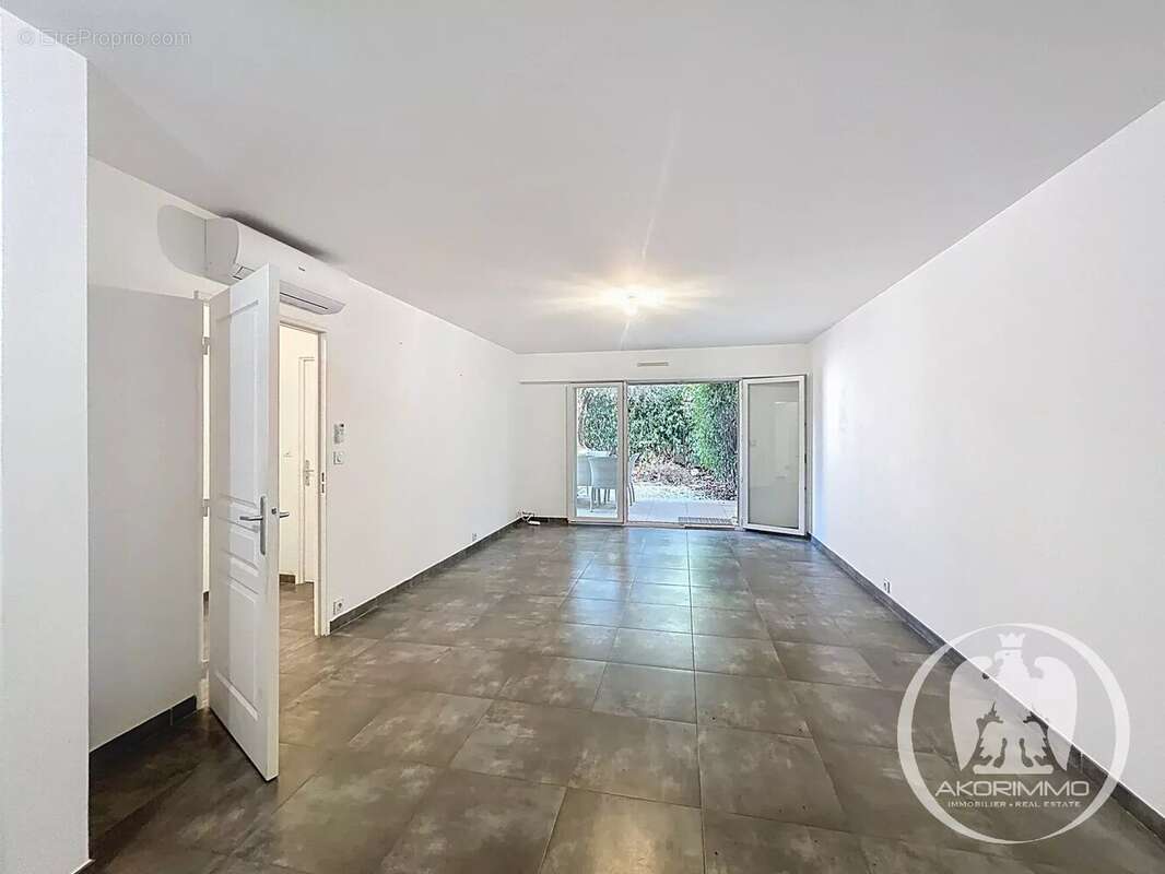 Appartement à SAINT-LAURENT-DU-VAR