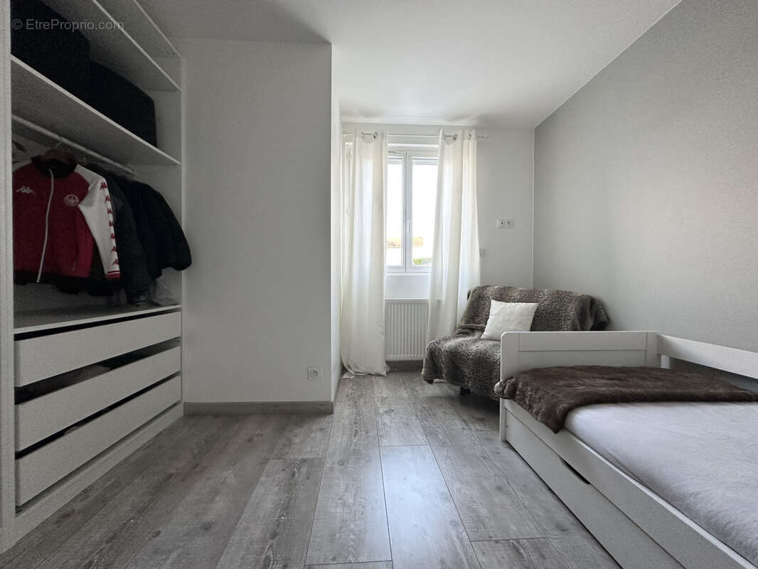 Maison à LE CHAMBON-FEUGEROLLES