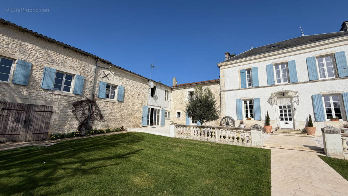 Maison à SAINT-JEAN-D'ANGELY