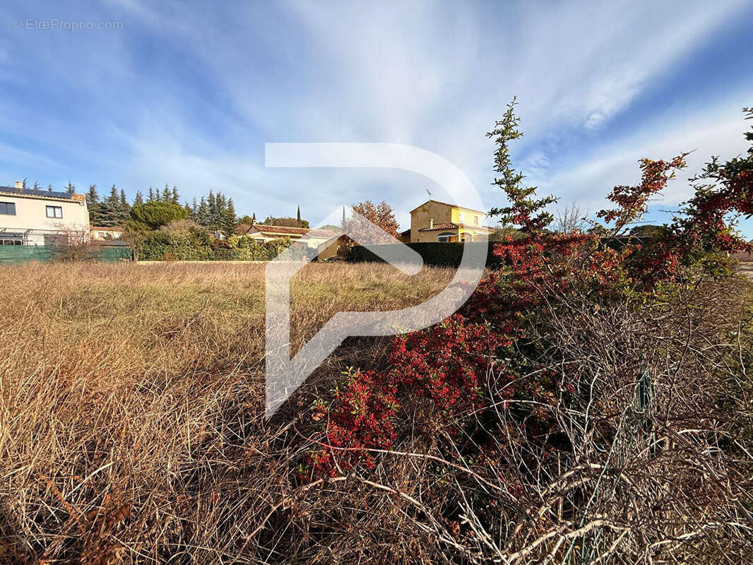 Terrain à VINON-SUR-VERDON