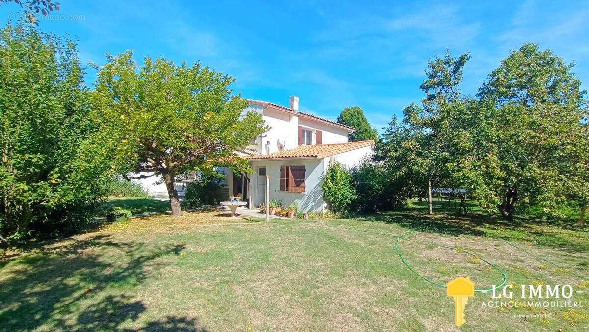 Maison de bourg, 4ch, studio, garages sur 971 m2 de terrain - photo 3