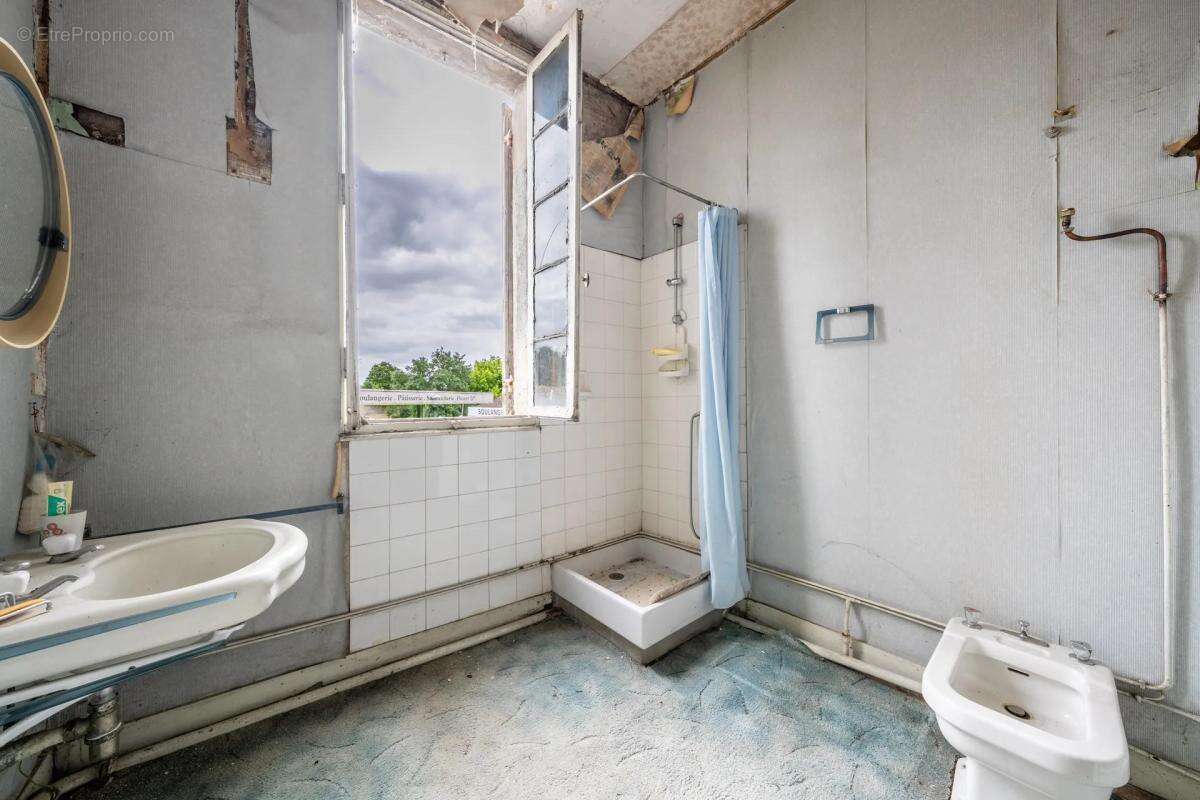 Maison à SAINT-MEDARD-DE-GUIZIERES