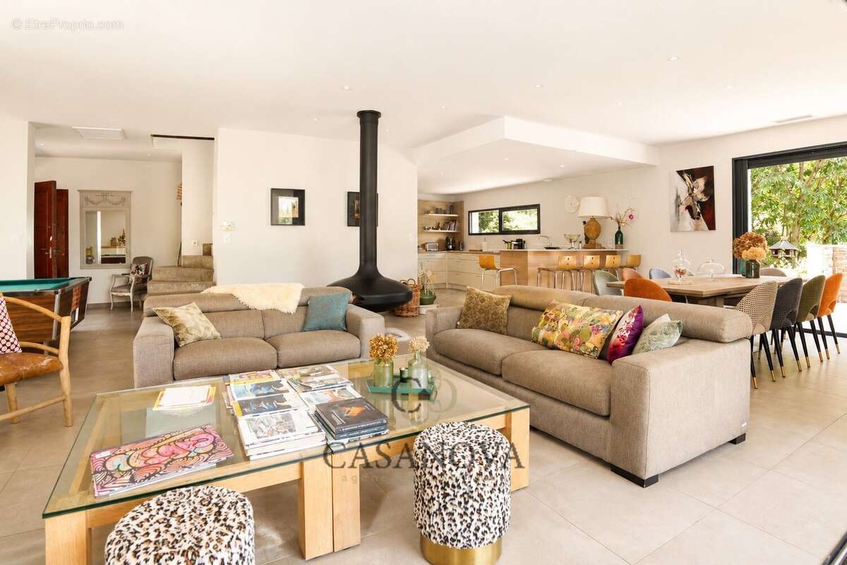 Propriété avec piscine intérieure et extérieure avec terrain de 5 300 m² à Sumène - photo 9