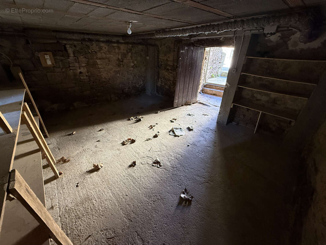 Maison à SAINT-VICTOR-ET-MELVIEU