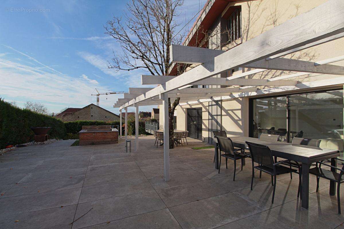 Maison à MONTHOLIER