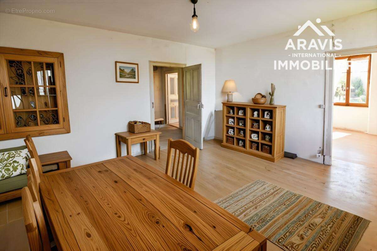 Maison à LA RIVIERE-ENVERSE