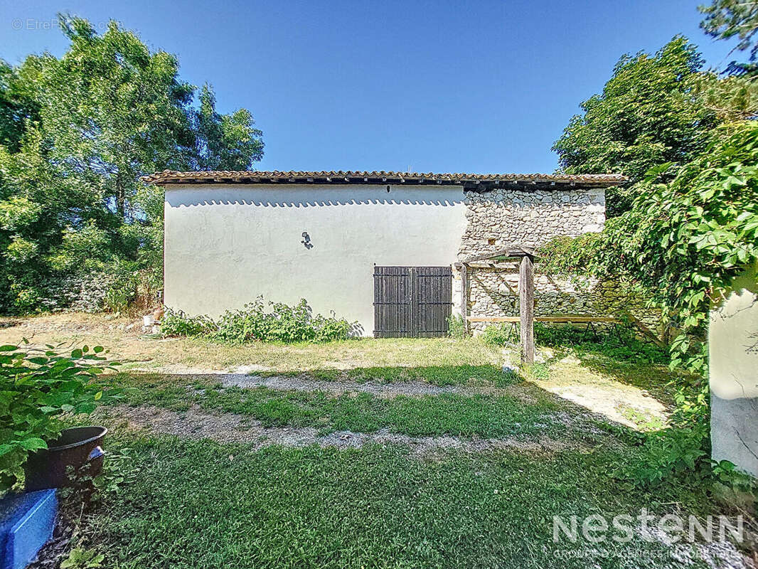 A Vendre Maison en pierre rénovée de cinq pièces sur propriété de plus de 2.4 hectares - photo 20