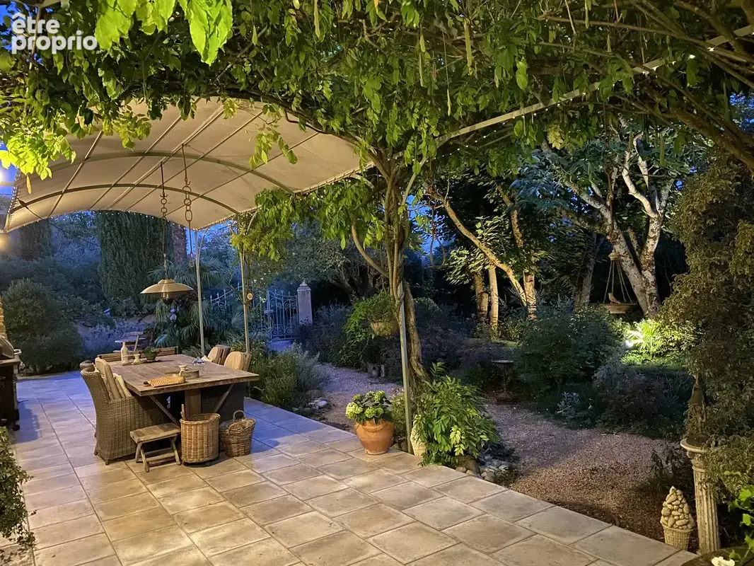 Dans un Domaine fortifiée médiéval, maison en pierres avec 249m2 habitables avec jardin privatif et paysagé - photo 15