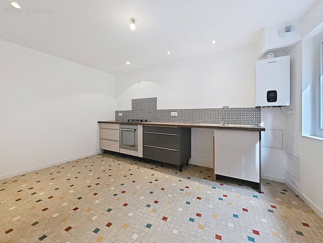 Maison à ENTRAIGUES-SUR-LA-SORGUE