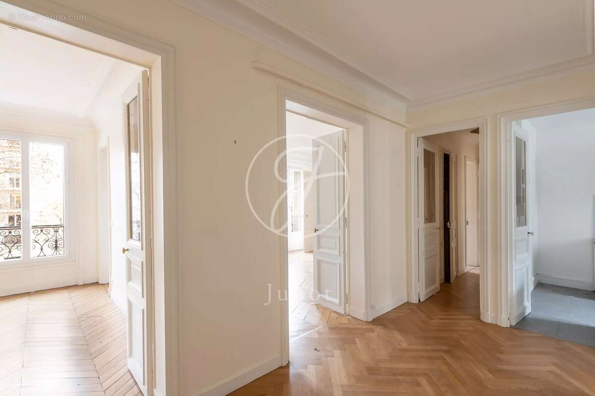 Appartement à PARIS-16E