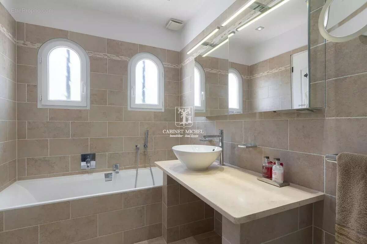 Maison à ROQUEFORT-LES-PINS