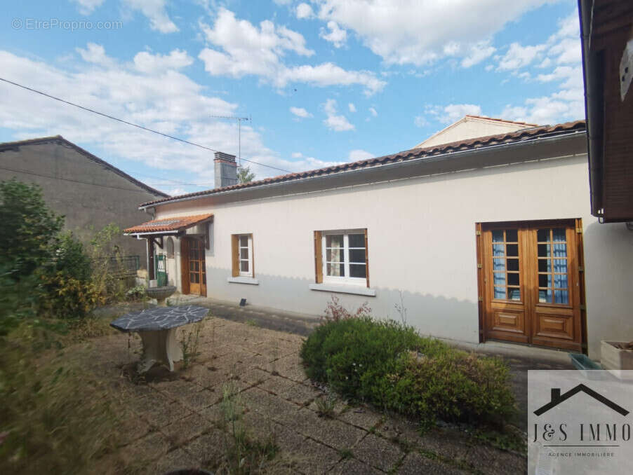 Maison à CHASSENEUIL-SUR-BONNIEURE