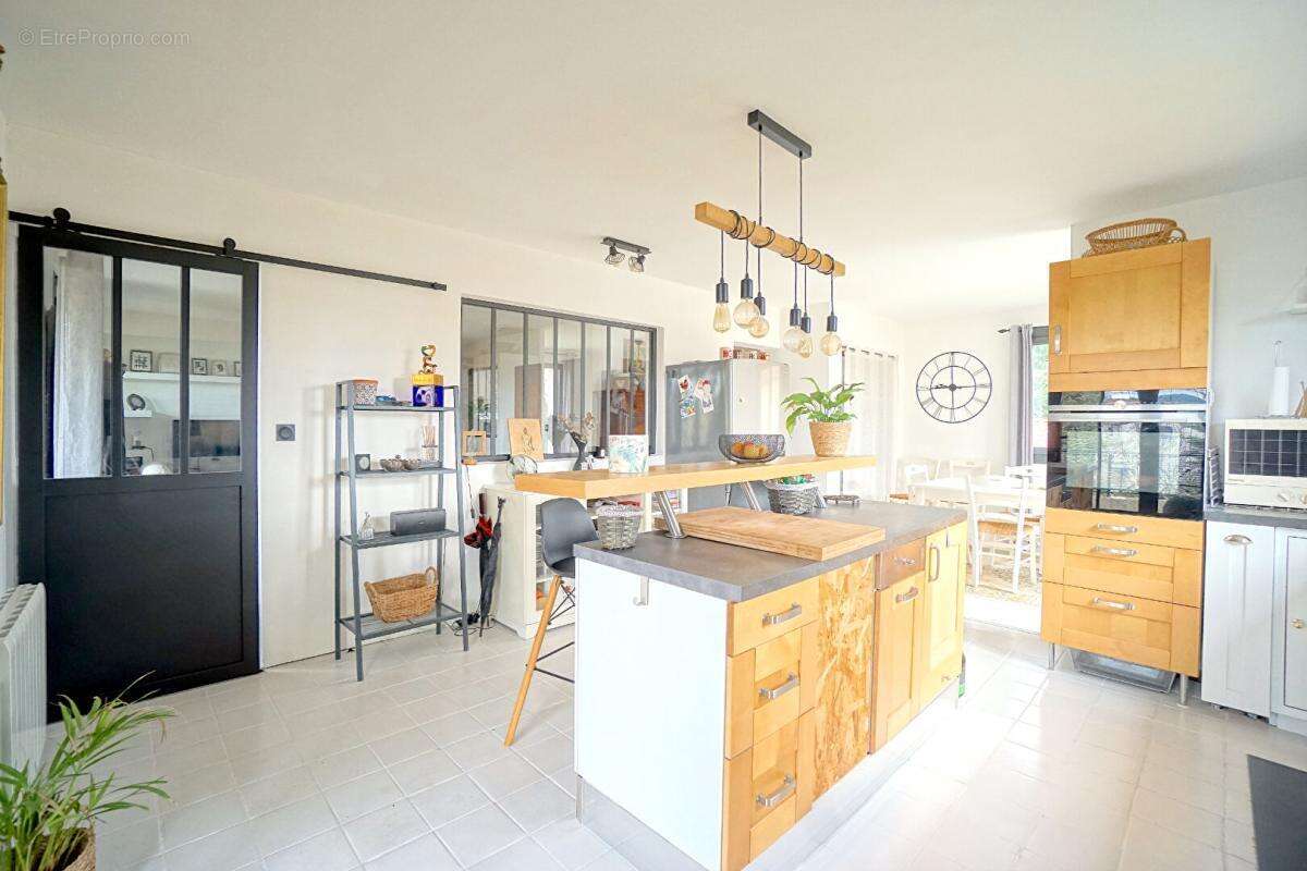 Maison à LA TOUR-DE-SALVAGNY