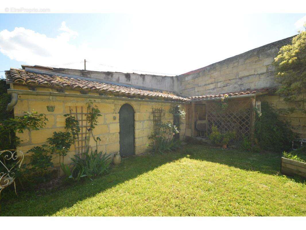 Maison à SAINT-MEDARD-DE-GUIZIERES