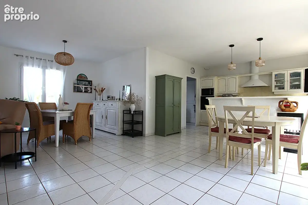 Vouillé, Maison de plain-pied, 121 m² habitables. - photo 8