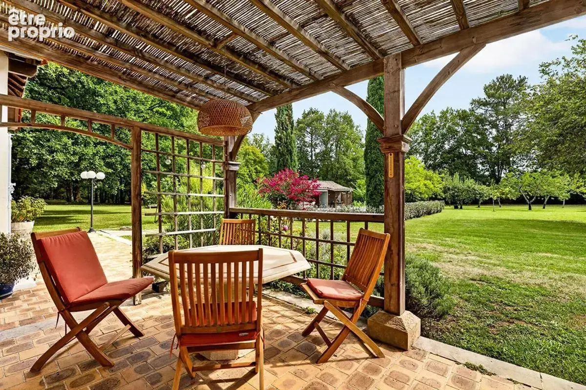 Propriété type longère en pierre, avec piscine, sur un terrain arboré de plus de 15 000 m² - photo 5