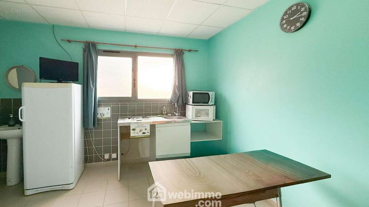 Au rez-de-chaussée, un couloir dessert une salle de pause avec cuisine... - Commerce à BAUGE