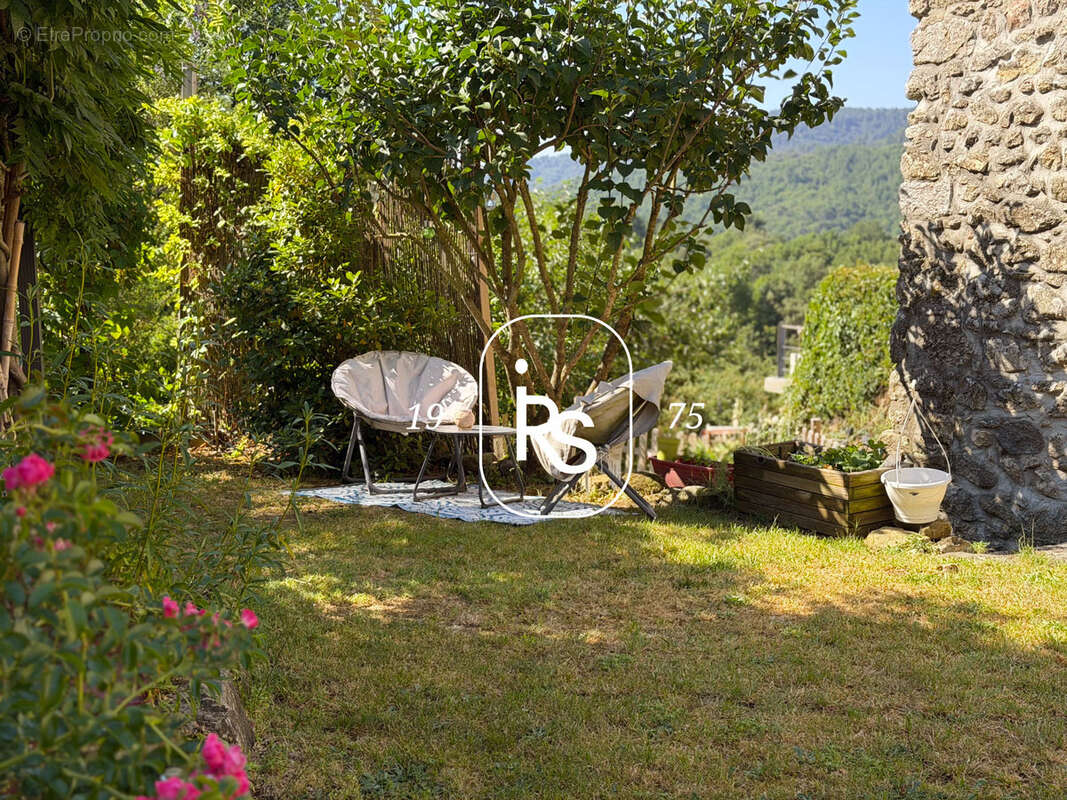 Maison de hameau rénovée de 100 m2 avec un jardin fleuri de 600 m2 - photo 4