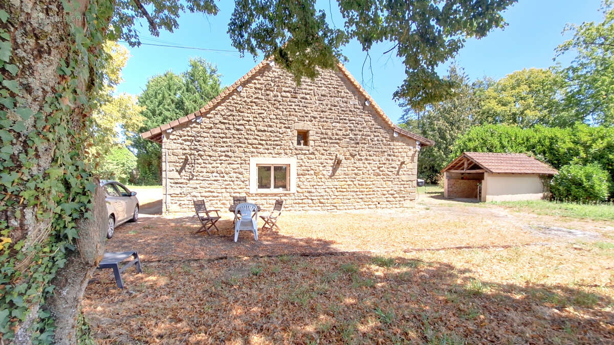 Maison en pierre rénovée avec dépendances et fort potentiel - photo 2