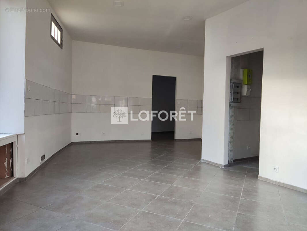 Local commercial Caudebec Les Elbeuf 65 m2 loué - photo 2