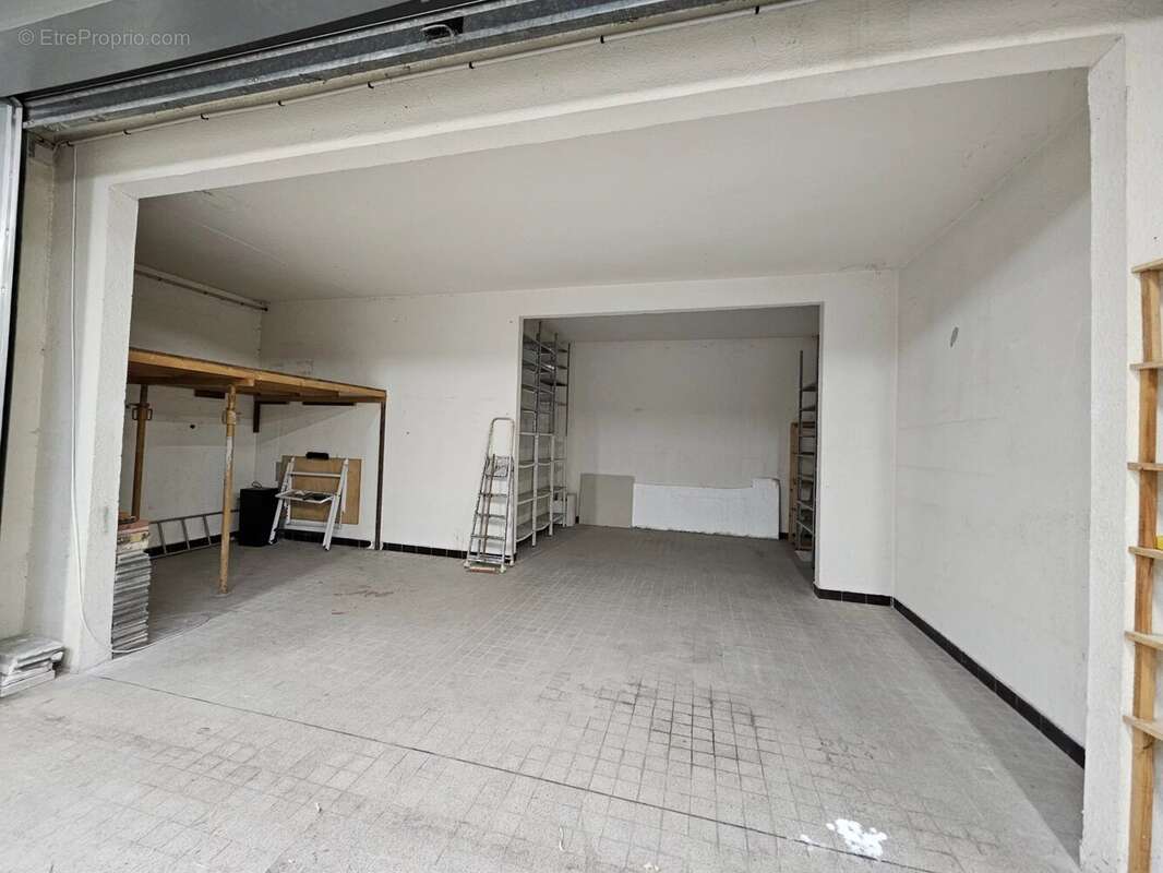 Parking à VALLAURIS