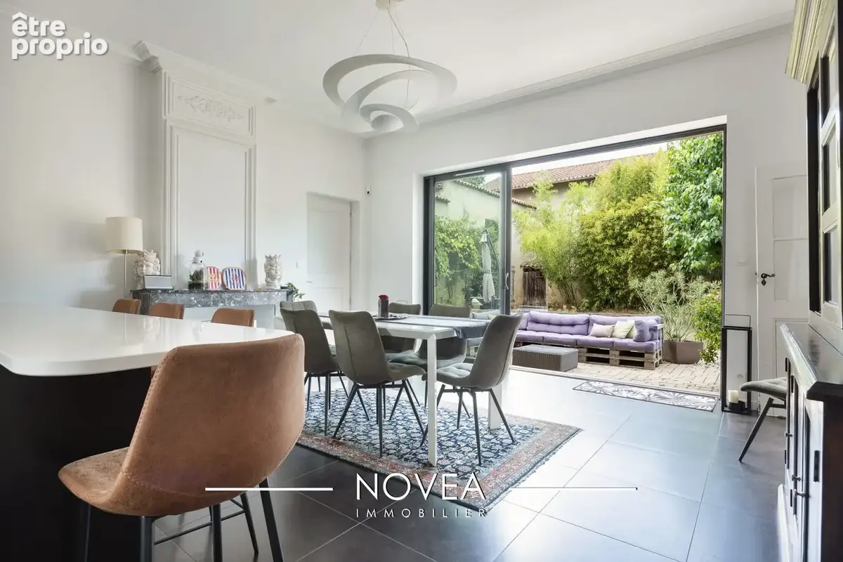 Maison 330 m² à Jassans-Riottier  - photo 3