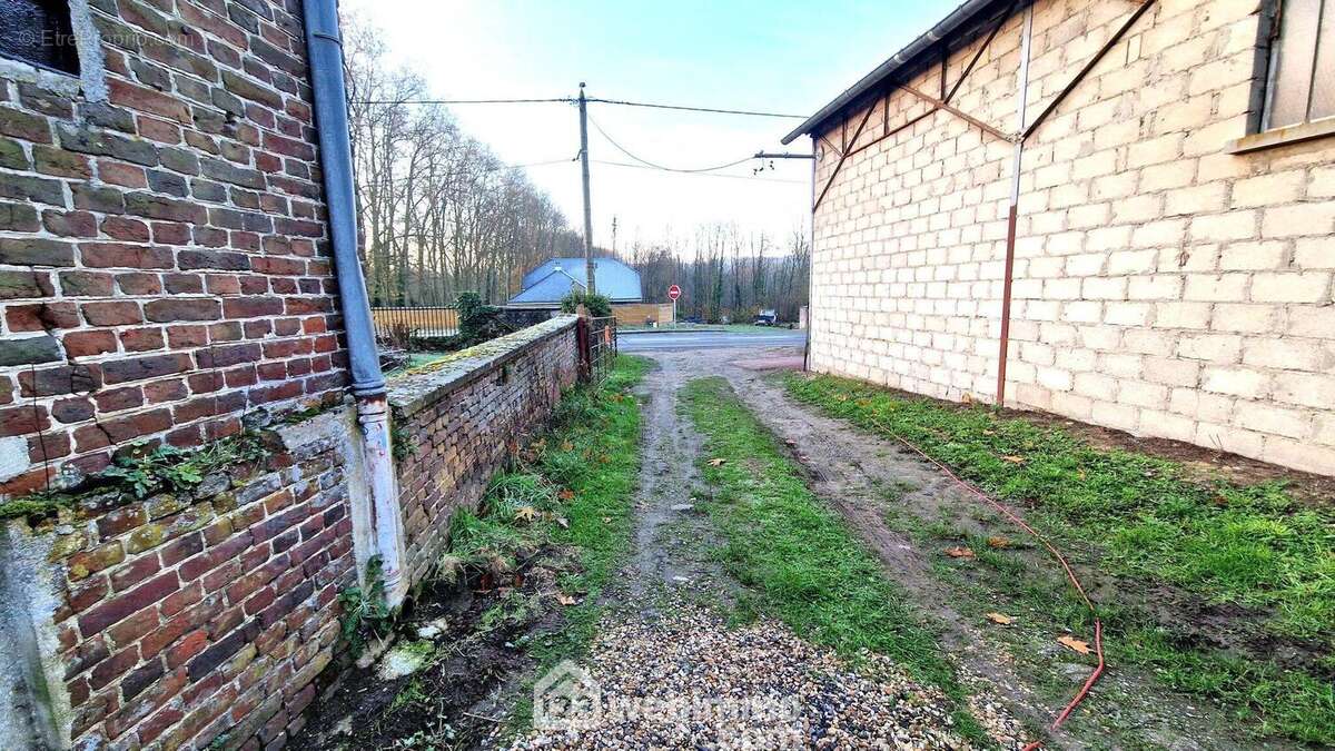 L'accès à la grange se fait par ce chemin - Maison à CREPY