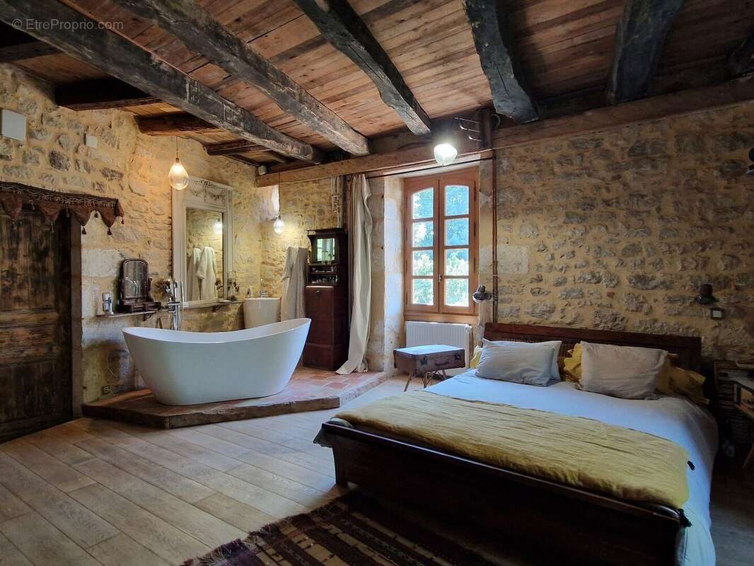 Propriété de charme avec dépendances, piscine et jardin dans un hameau. - photo 12
