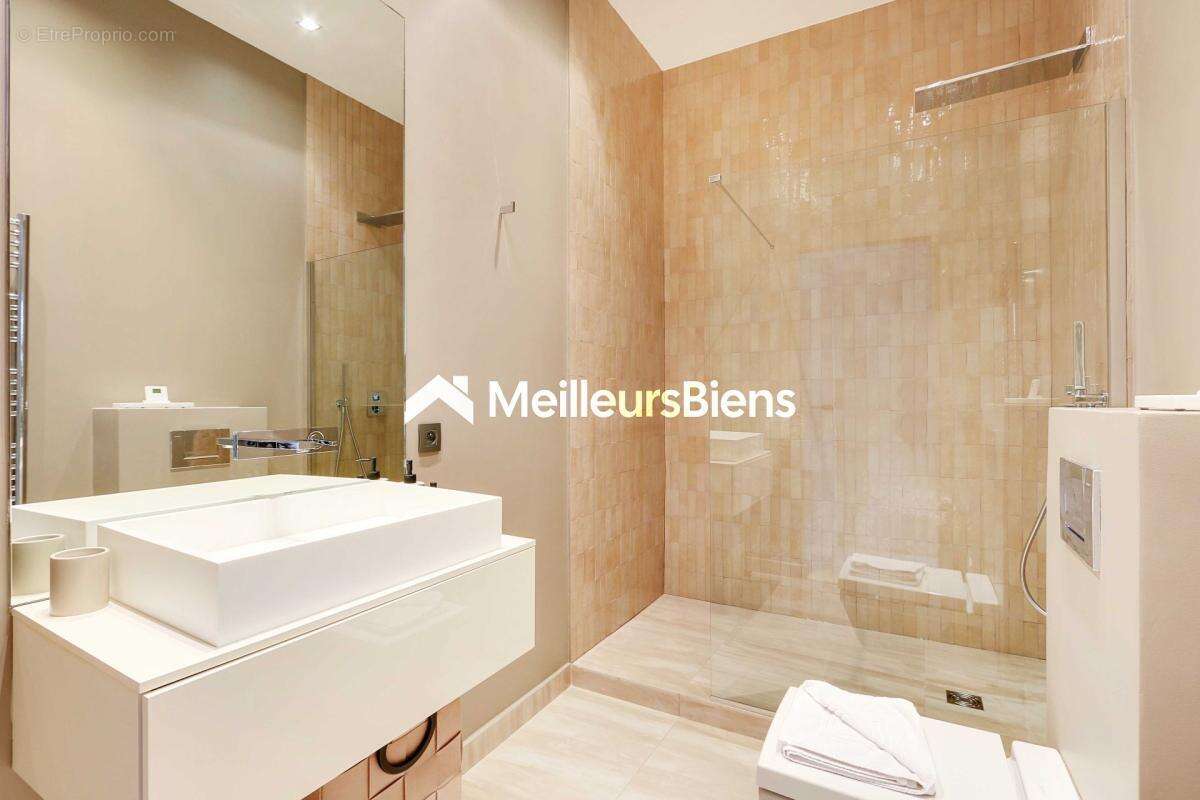 Appartement à PARIS-8E