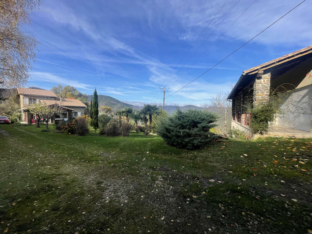 Propriété avec 2 habitations sur 4623 m2 de terrain avec piscine - photo 2