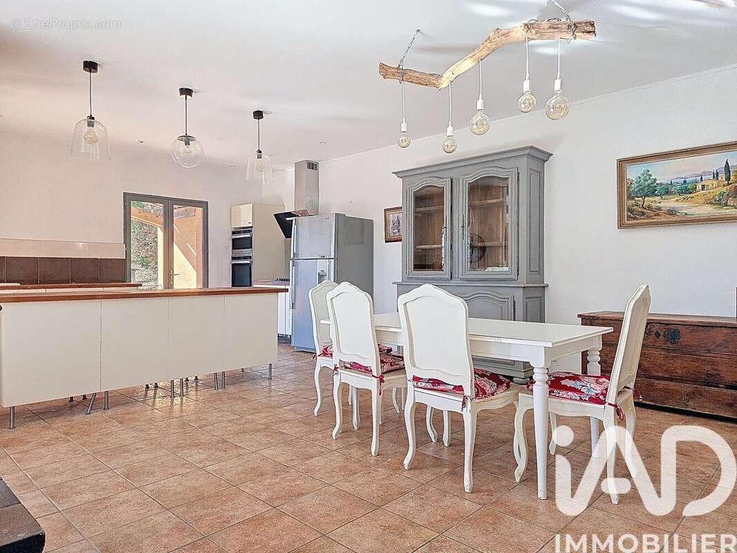 Maison 158 m² à Saint-Paul-En-Foret  - photo 8