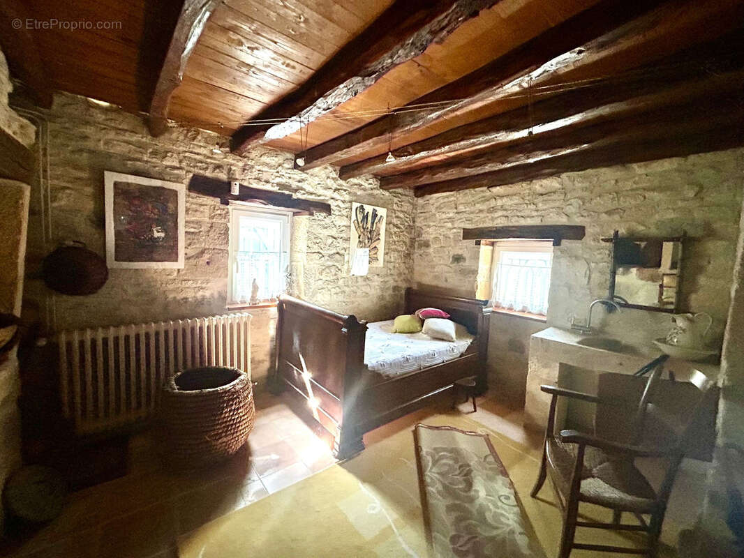 Maison à PEYRILLAC-ET-MILLAC