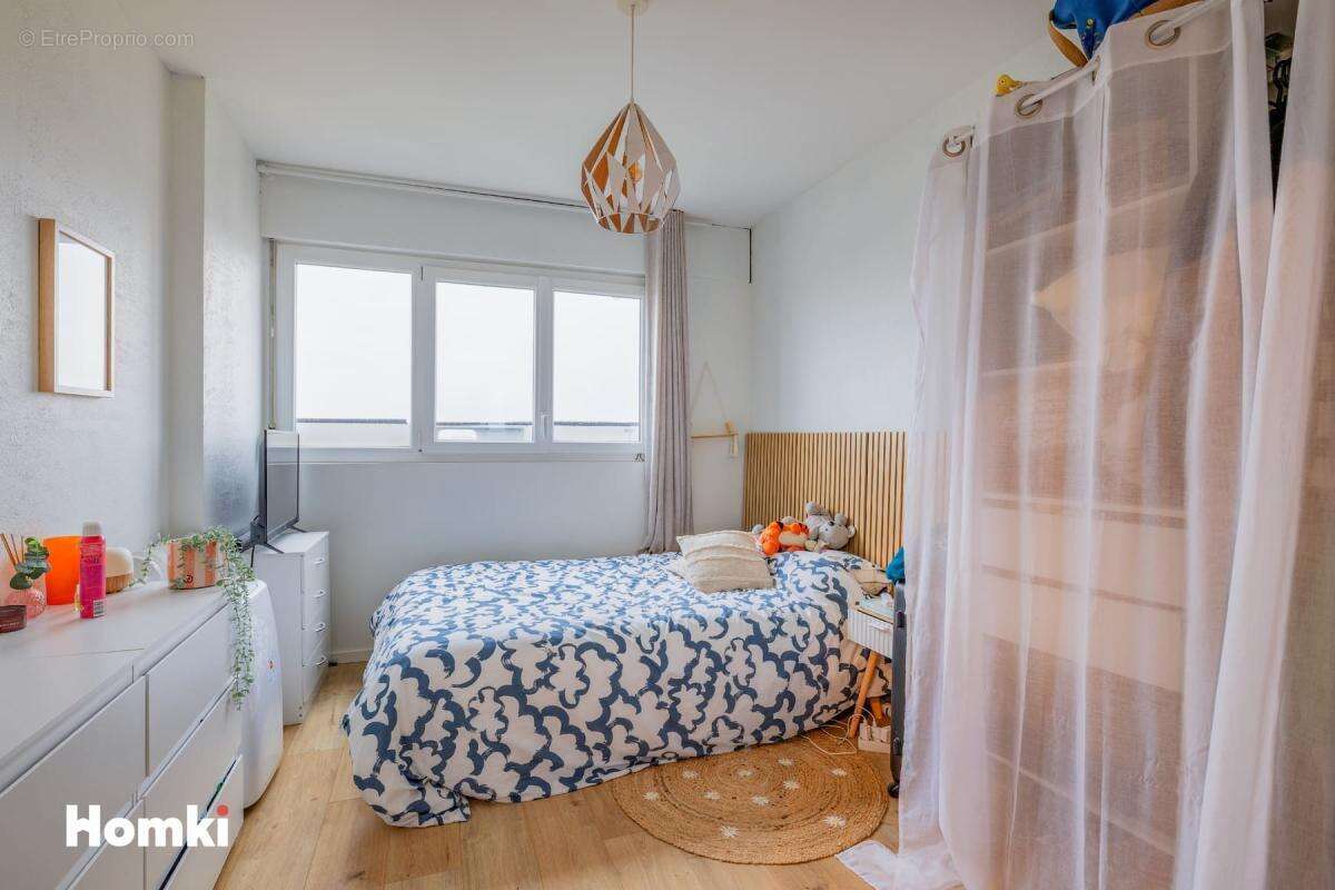 Villeurbanne Croix-Luizet – T2 rénové de 45 m² en dernier étage avec vue dégagée, parking et cave - photo 9