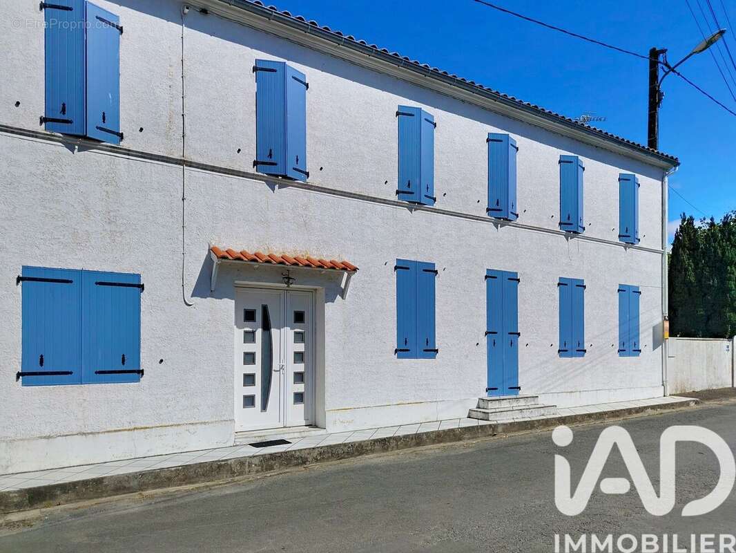 Maison 300 m² à Thaire  - photo 2