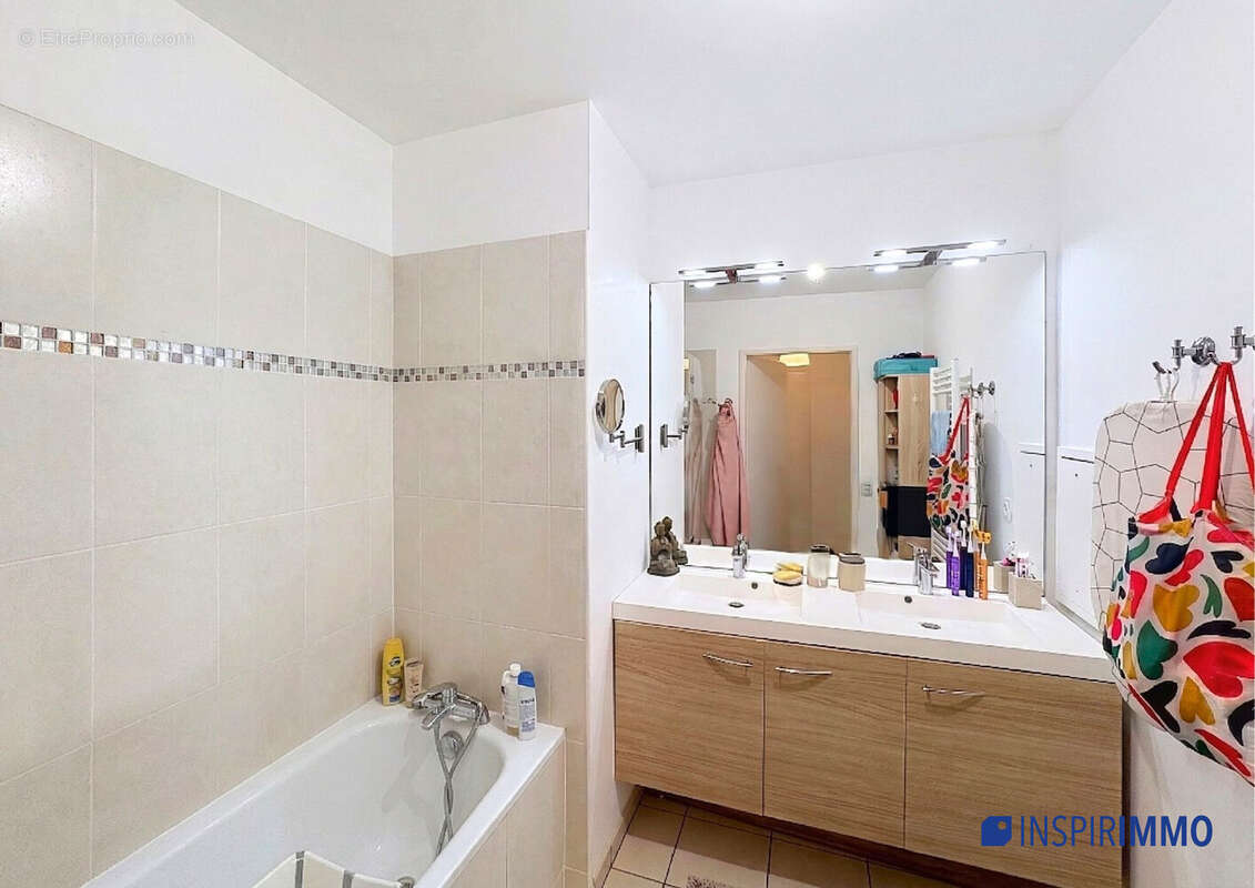 SDB - Appartement à CARRIERES-SOUS-POISSY