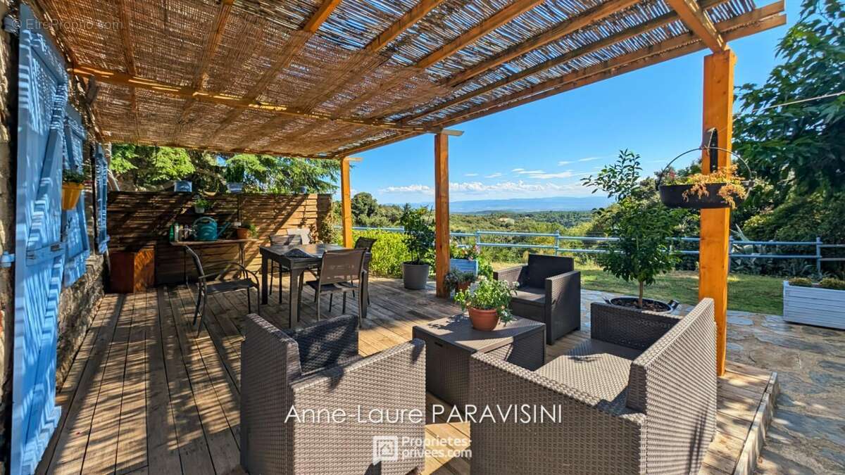 Maison, gîte indépendant et écuries sur 12 000 m² avec vue panoramique - photo 2
