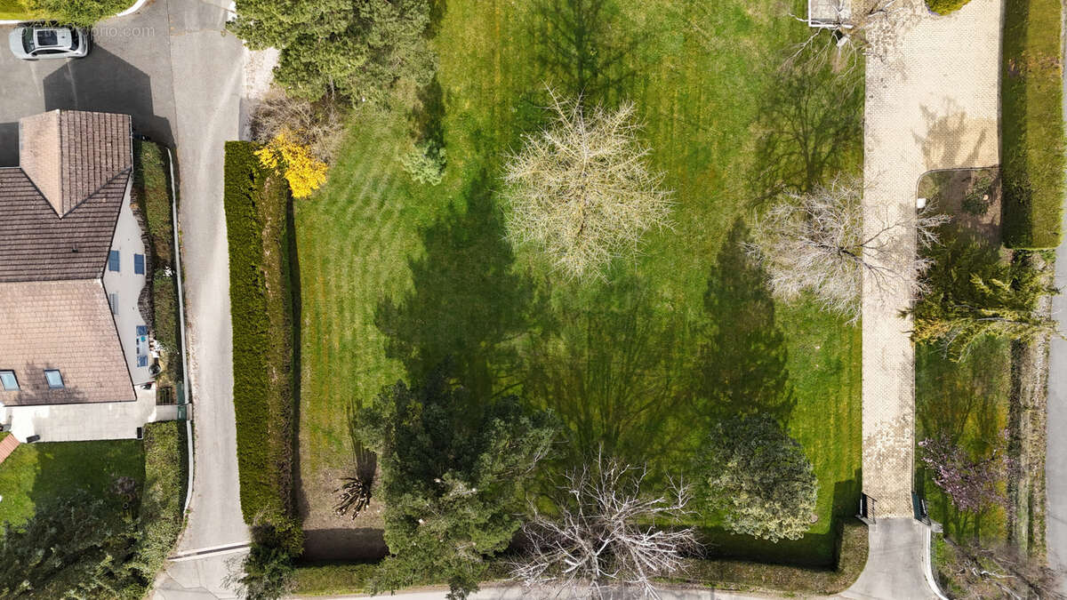 Terrain à DIVONNE-LES-BAINS