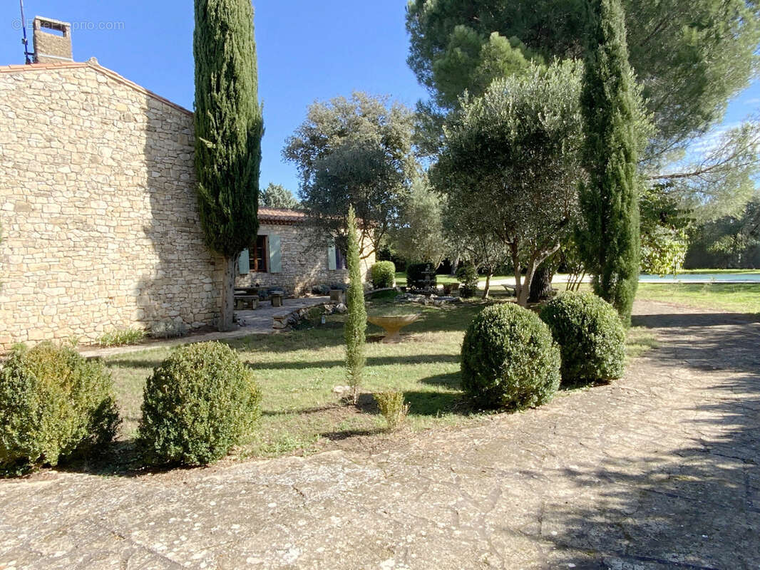 Exclusif,dans un village recherché, maison en pierre avec appartement indépendant sur un terrain de 2167 m2 et - photo 5