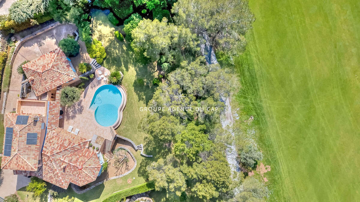Magnifique vue sur le golf villa 7 pieces avec piscine et double garage - photo 3