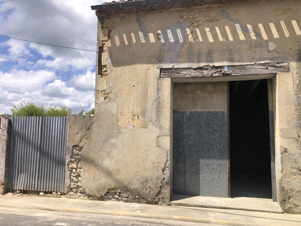 LESPARRE CENTRE GARAGE  RENOVE 29 m2 AVEC COUR  - Parking à LESPARRE-MEDOC