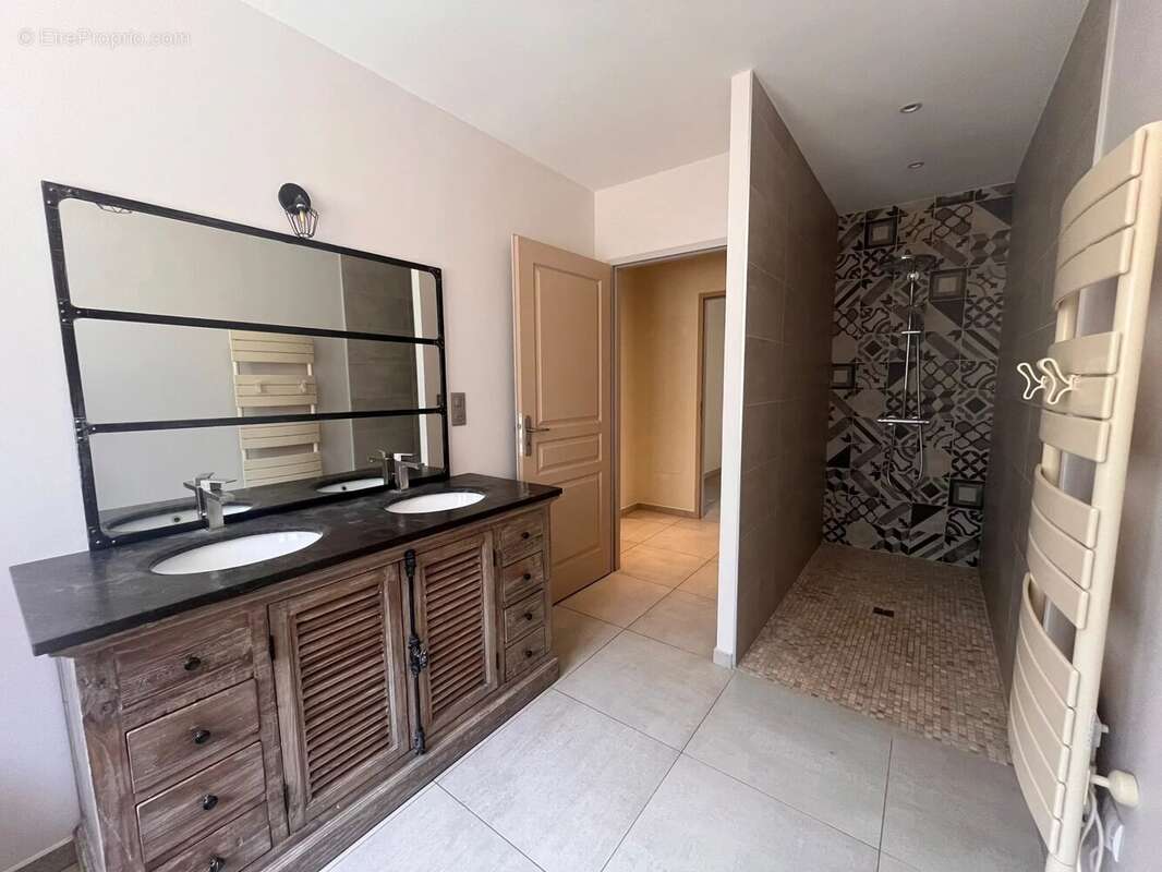 GRANDE MAISON de plain pied avec garage ,jardin,piscine. - photo 5