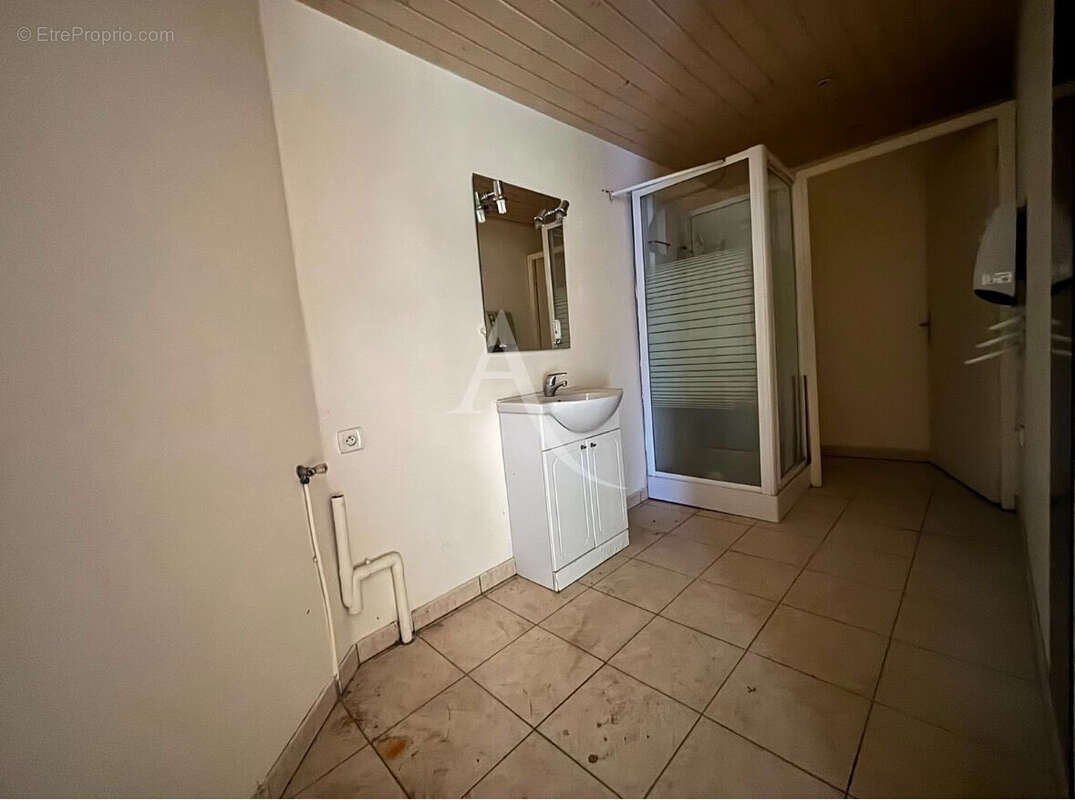 La roche sur yon local a vendre - photo 3