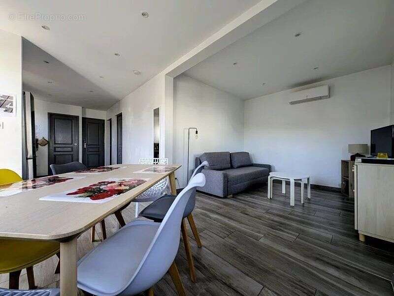 Maison à SAINT-MITRE-LES-REMPARTS