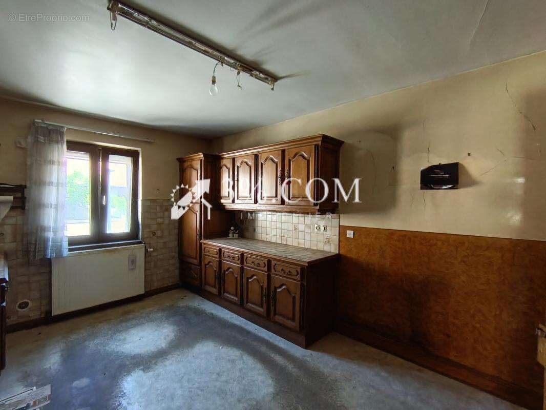 Maison des annees 1950  de 105m2 a renover avec dependances - photo 5