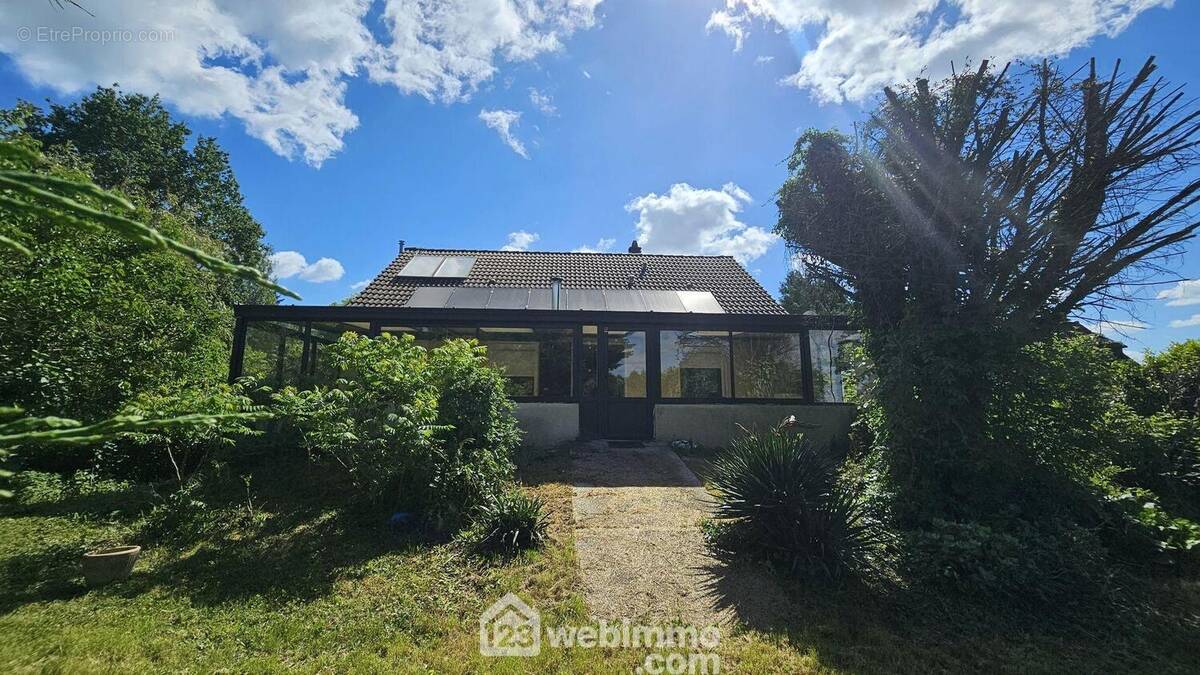 Venez découvrir cette maison de plain-pied de 153 m². - Maison à MILLY-LA-FORET
