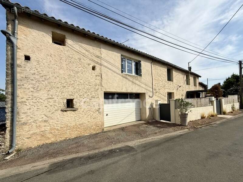 Le charme de l'ancien, le confort d'une rénovation soignée et un extérieur pensé pour profiter… sans les contraintes d'un grand  - photo 2
