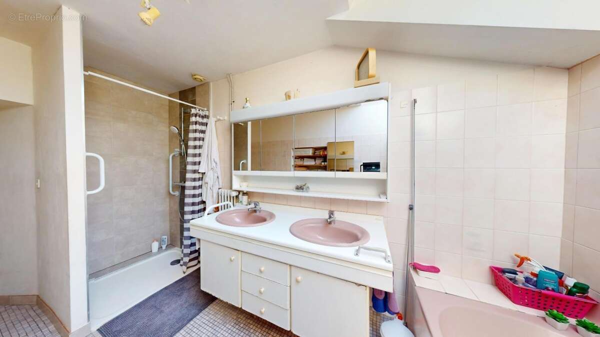 Maison en pierre 4 chambres + dependances + 2.5 ha - photo 10
