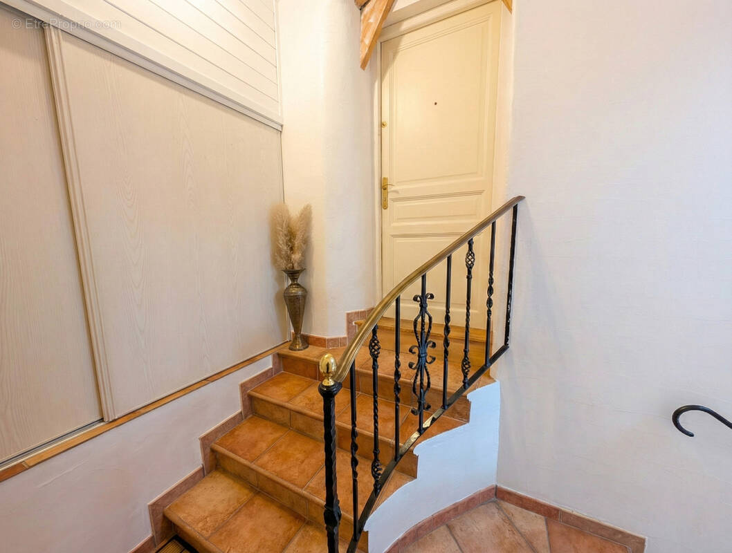 Appartement à PERON