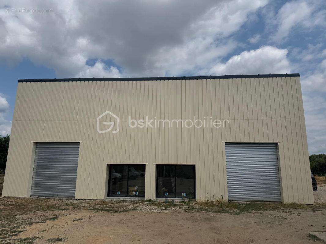 Ensemble immobilier composé de trois bâtiments commerciaux indépendants - photo 2