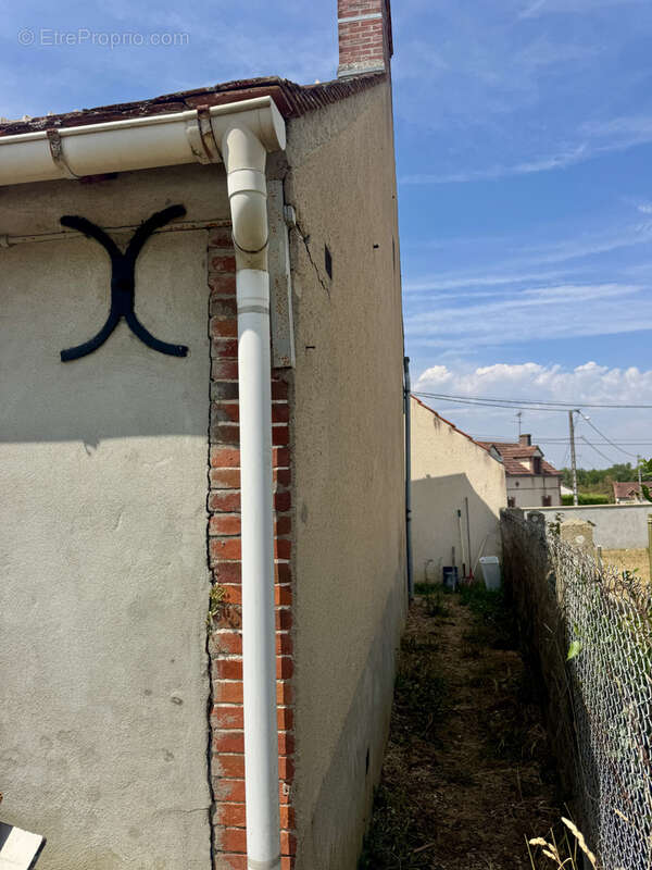 Varennes changy, commerces et écoles a pied, tout a l'égout, garage, cuisne d'été - photo 22